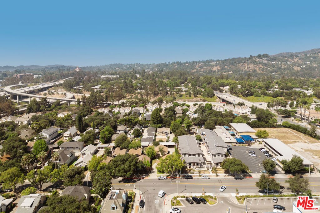 Altadena, California, United States 5 - 18159568