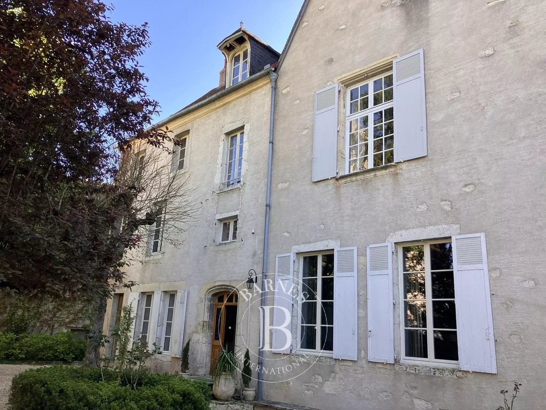 Estate in Mehun-sur-Yevre, Centre-Val de Loire, France 1 - 18168913