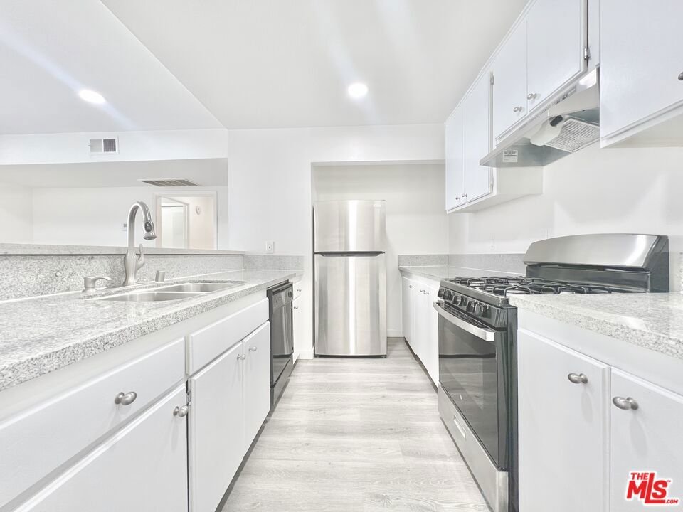Los Angeles, California, United States 2 - 18159530