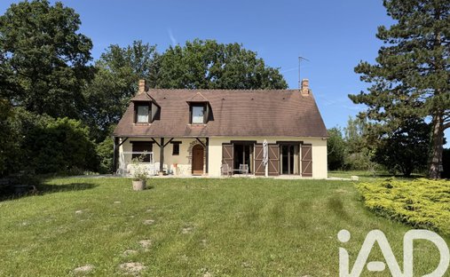 House in Gressey, Ile-de-France, France 1