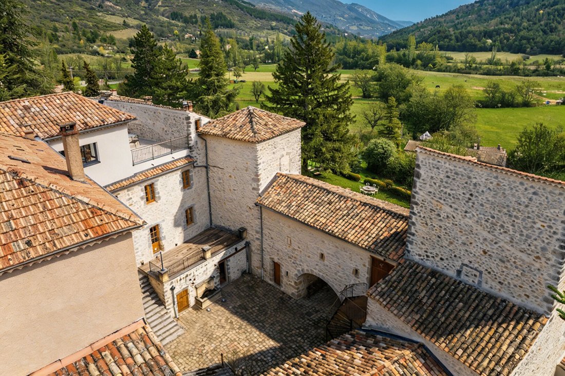 Chateau in Montbrun-les-Bains, Auvergne-Rhône-Alpes, France 4 - 15955376
