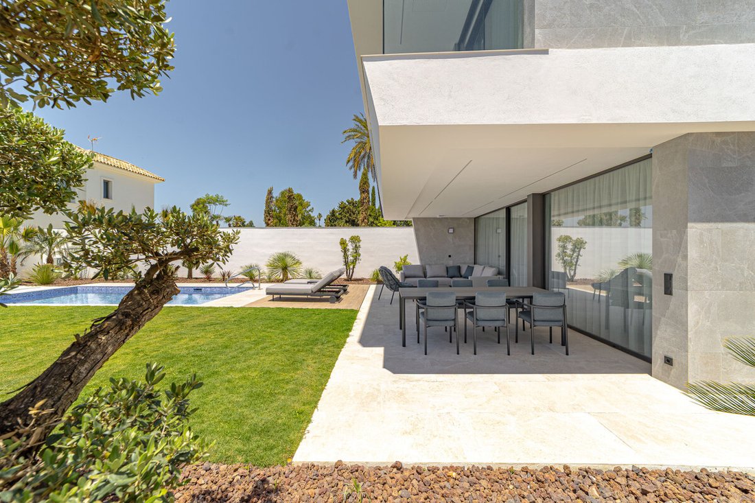 Villa in San Pedro de Alcantara, Andalusia, Spain 2 - 18090846