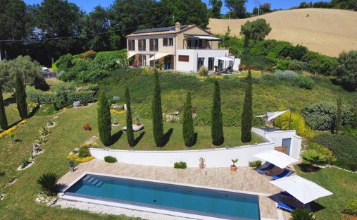 Country House in Montefiore dell'Aso, Marche, Italy 1