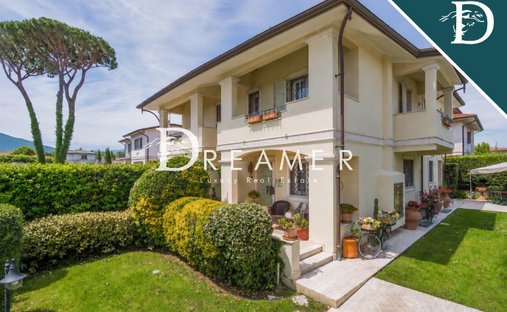 House in Center, Forte dei Marmi, Tuscany 1