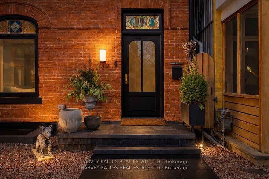 House in Toronto, Ontario, Canada 2 - 18161557