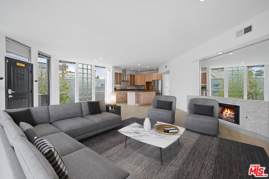 Los Angeles, California, United States 2 - 18162898