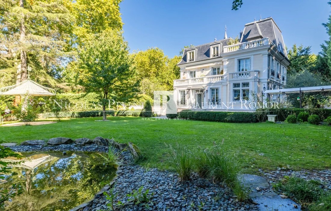 Estate in Marine, Maisons-Laffitte, France 3 - 18155648