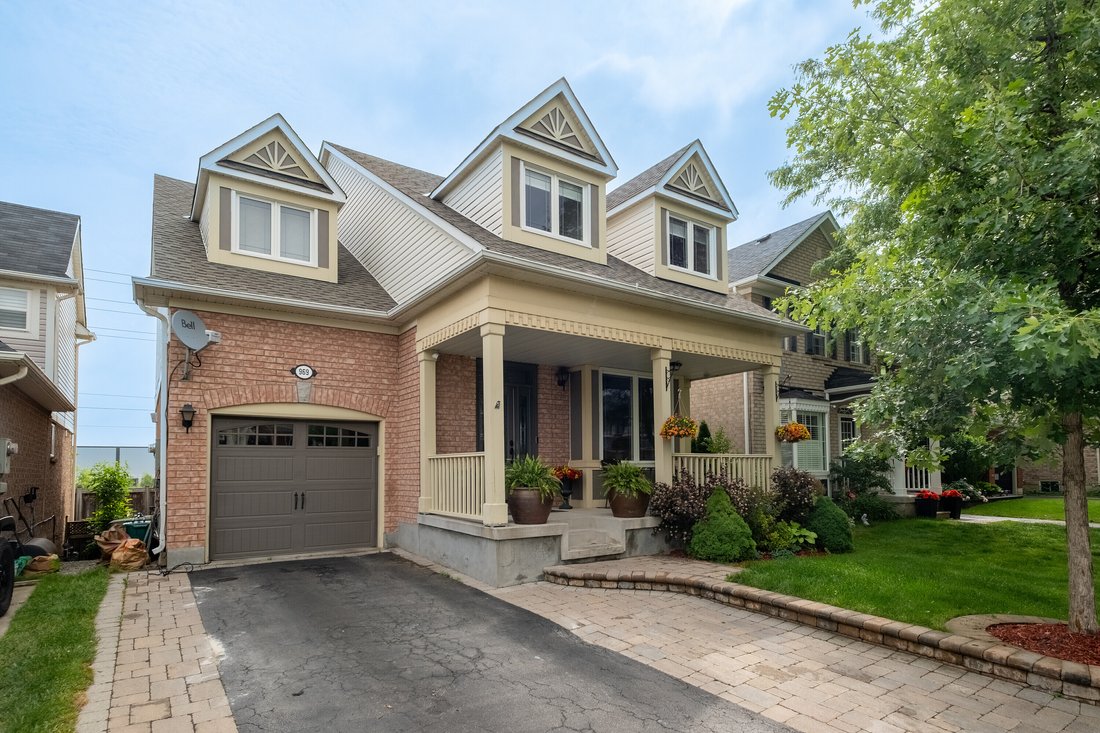 House in Milton, Ontario, Canada 2 - 18166089