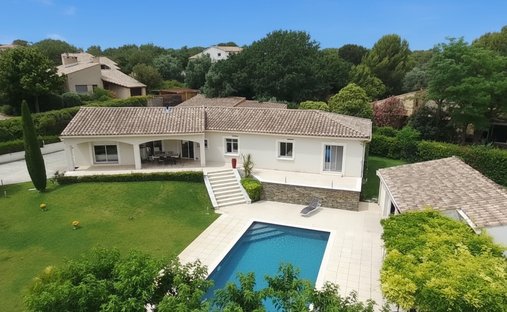 Villa in Nevons-route d'Apt, L'Isle-sur-la-Sorgue, France 1