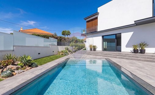 House in Sao Pedro da Cadeira, Lisbon, Portugal 1