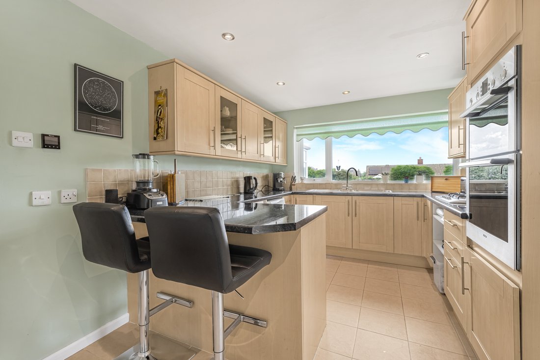 Bungalow in Charlton Kings, England 3 - 18157952
