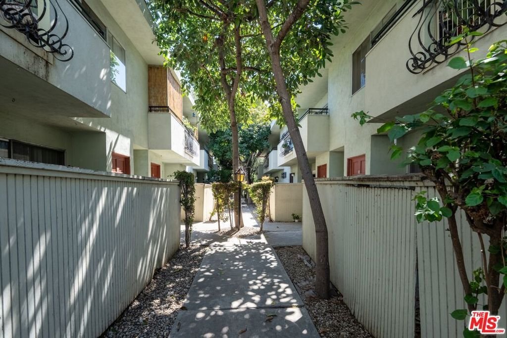 Los Angeles, California, United States 3 - 18162909