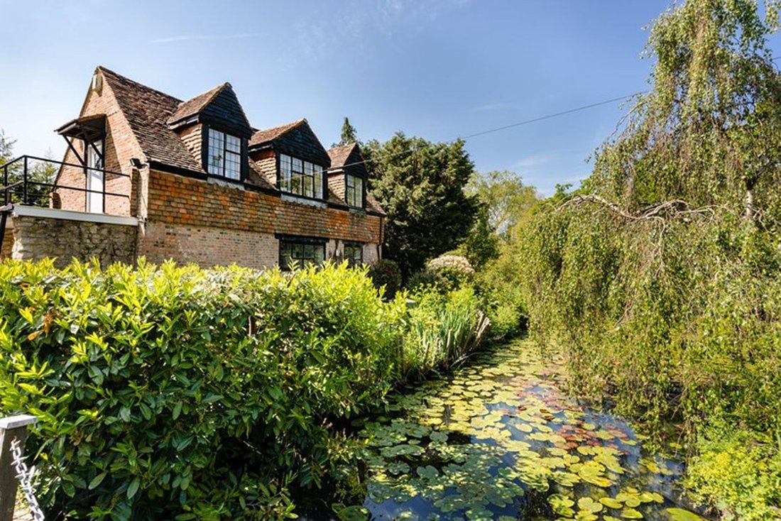 Estate in Smallfield, South Godstone, England 4 - 18162660