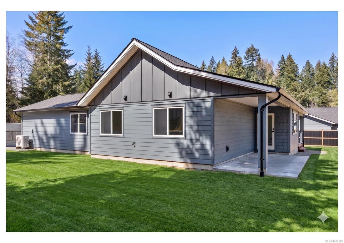 House in Black Creek, British Columbia, Canada 2 - 18160476