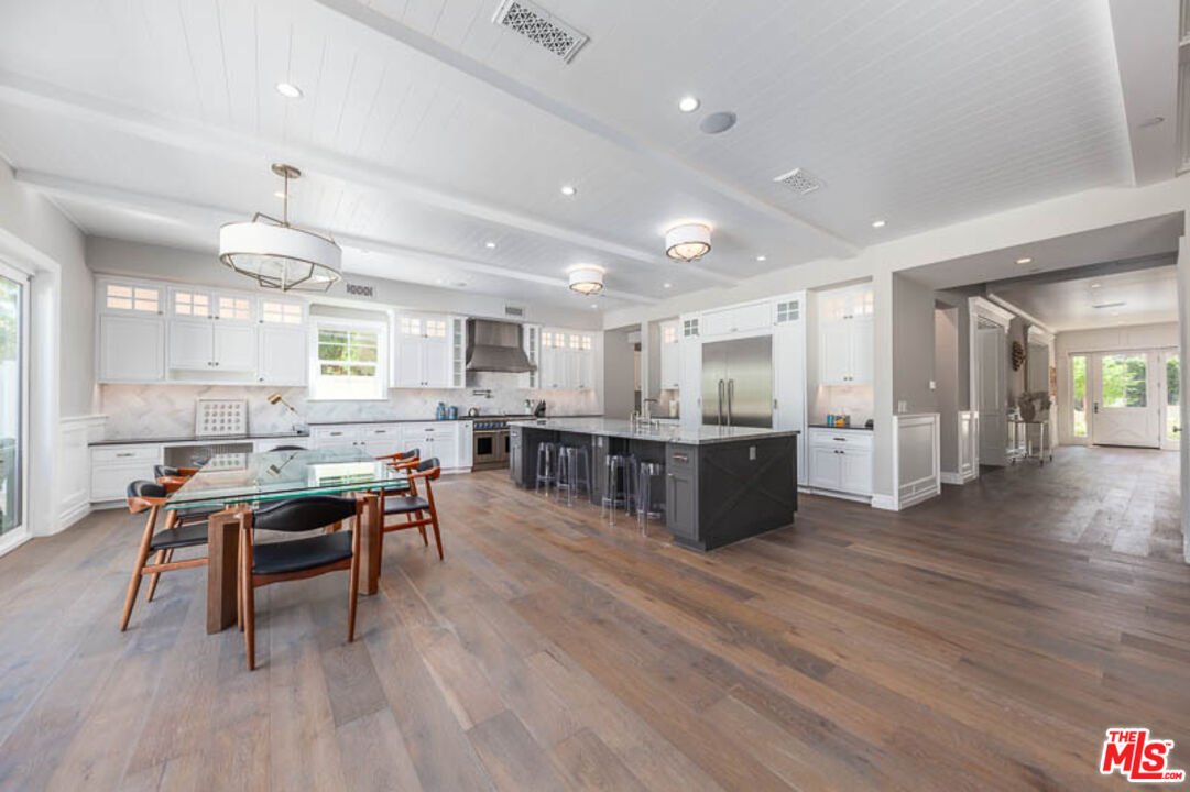 Los Angeles, California, United States 5 - 18170114
