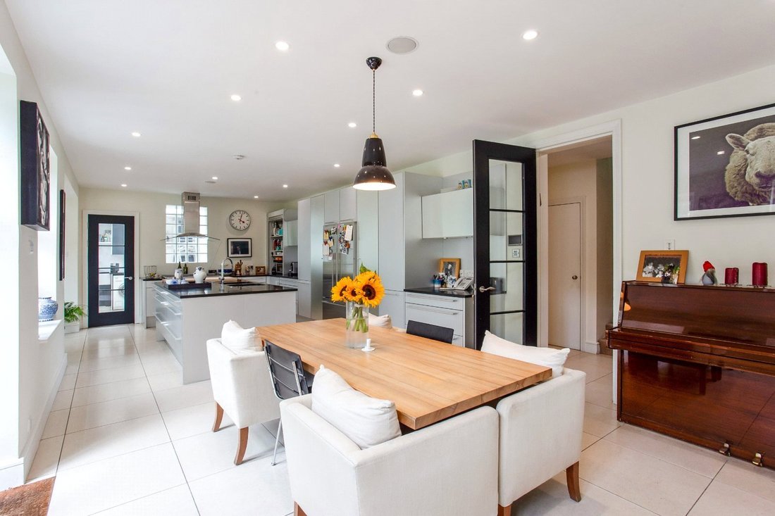 House in Hampstead Garden Suburb, Barnet, England 3 - 18159485