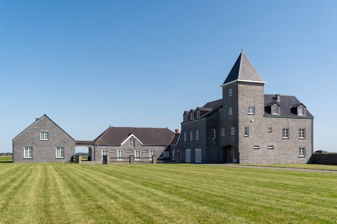 Villa in Anhee, Wallonia, Belgium 1 - 18156887