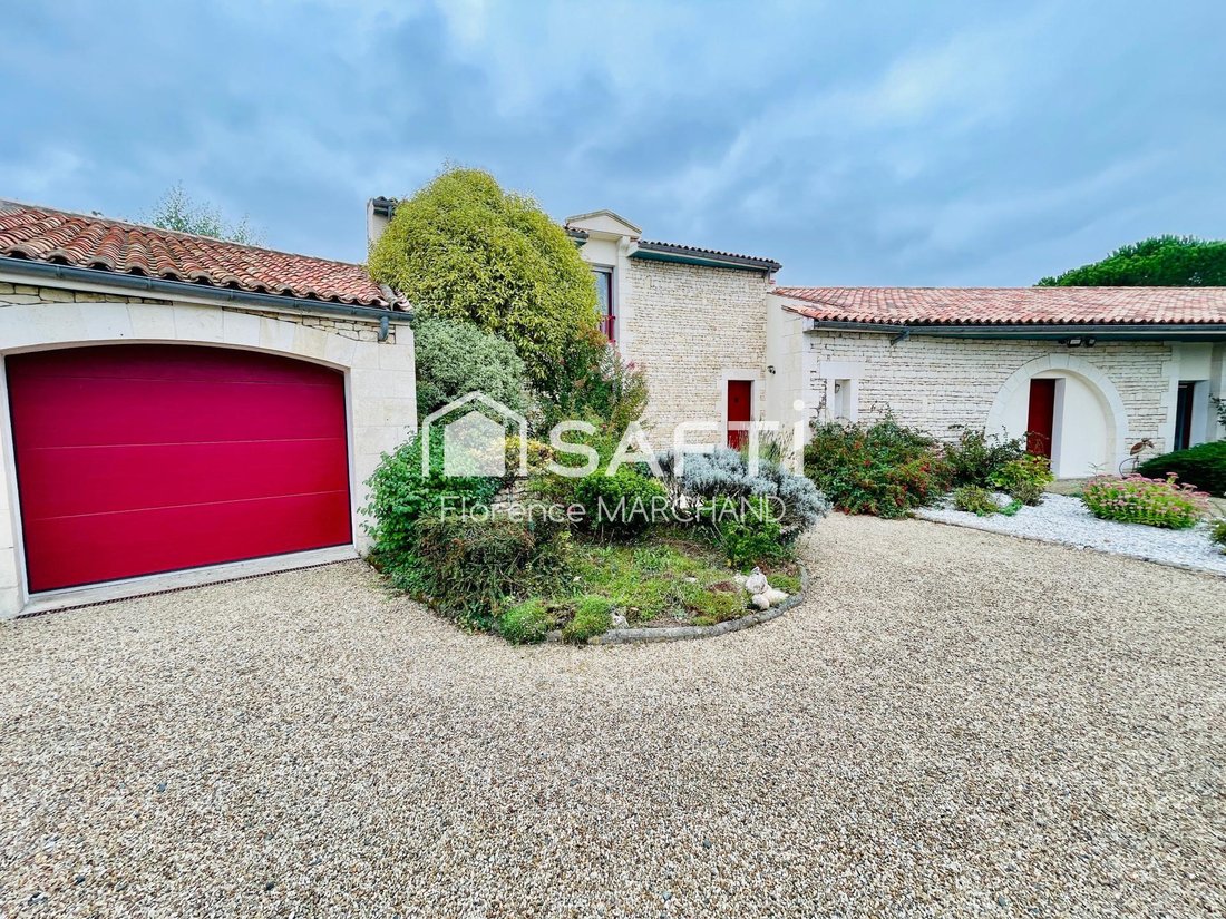 House in Saint-Pierre-le-Vieux, Pays de la Loire, France 1 - 17041327