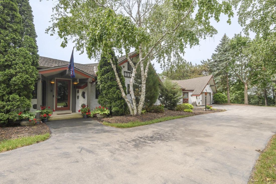 House in Menomonee Falls, Wisconsin, United States 4 - 18154707