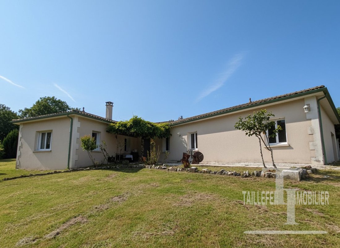 House in Saint-Front-d'Alemps, Nouvelle-Aquitaine, France 1 - 17981193