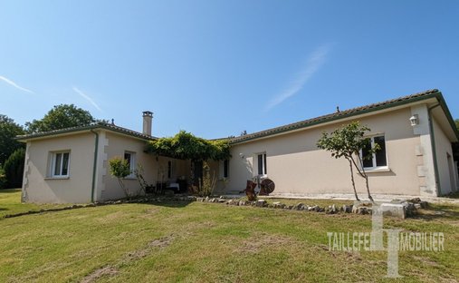 House in Saint-Front-d'Alemps, Nouvelle-Aquitaine, France 1