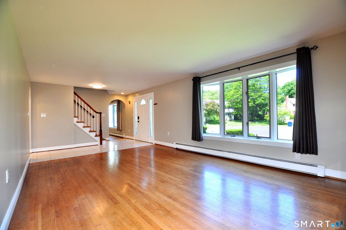 House in Windsor, Connecticut, United States 4 - 18160376