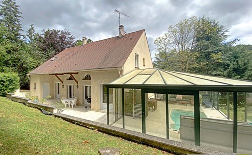 House in Le Mesnil-Saint-Denis, Ile-de-France, France 1
