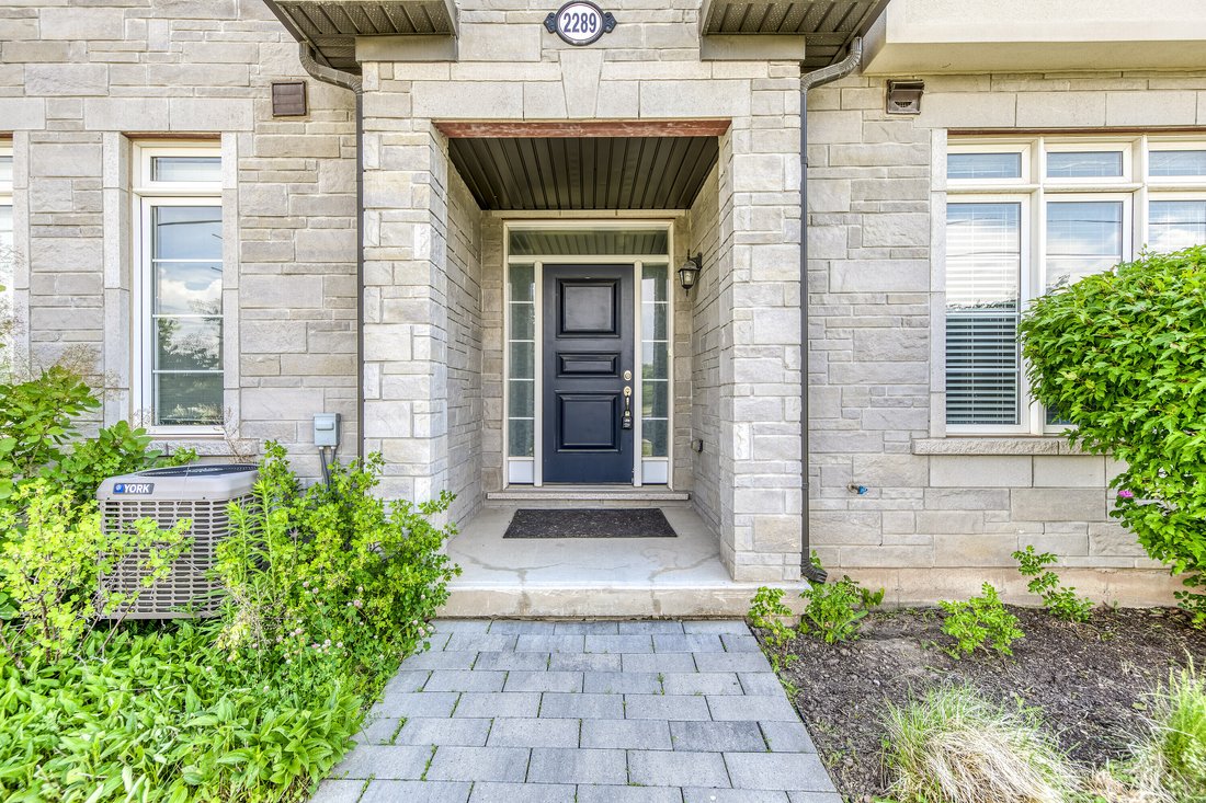 Townhouse in Oakville, Ontario, Canada 3 - 18154083