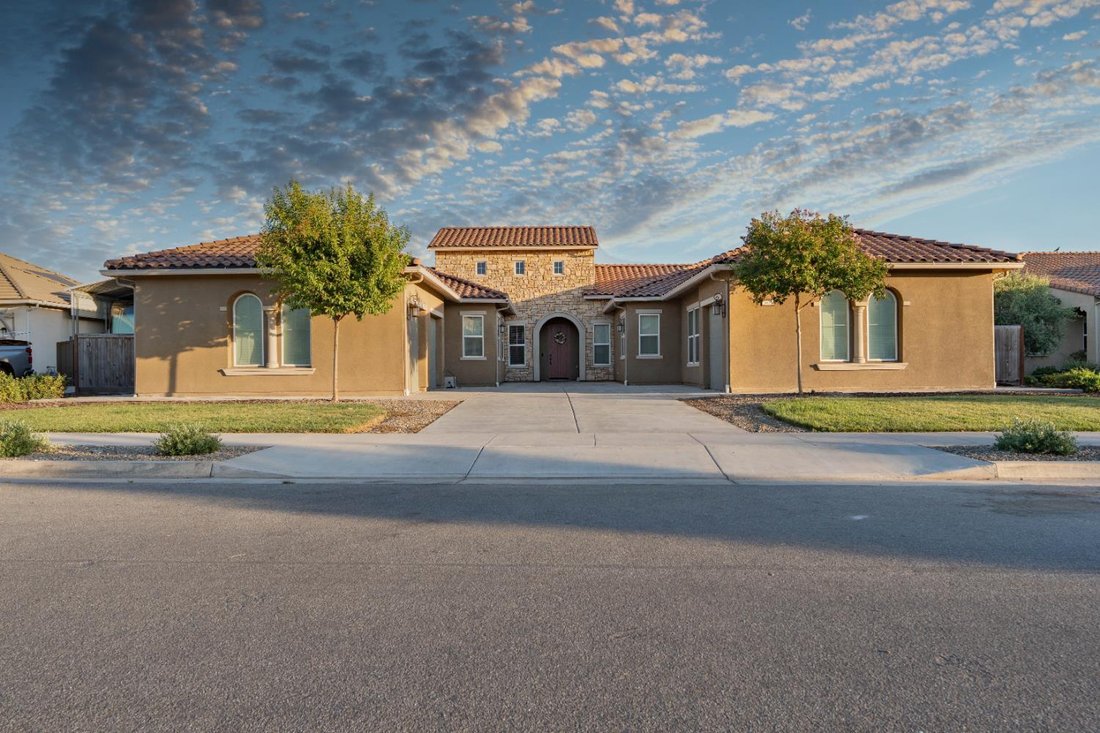 House in Visalia, California, United States 1 - 17878976
