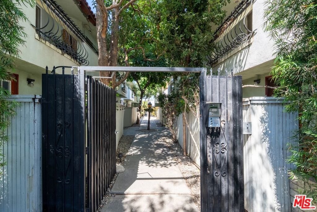 Los Angeles, California, United States 2 - 18162909