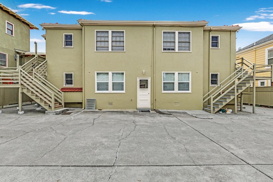 Oakland, California, United States 2 - 18158233