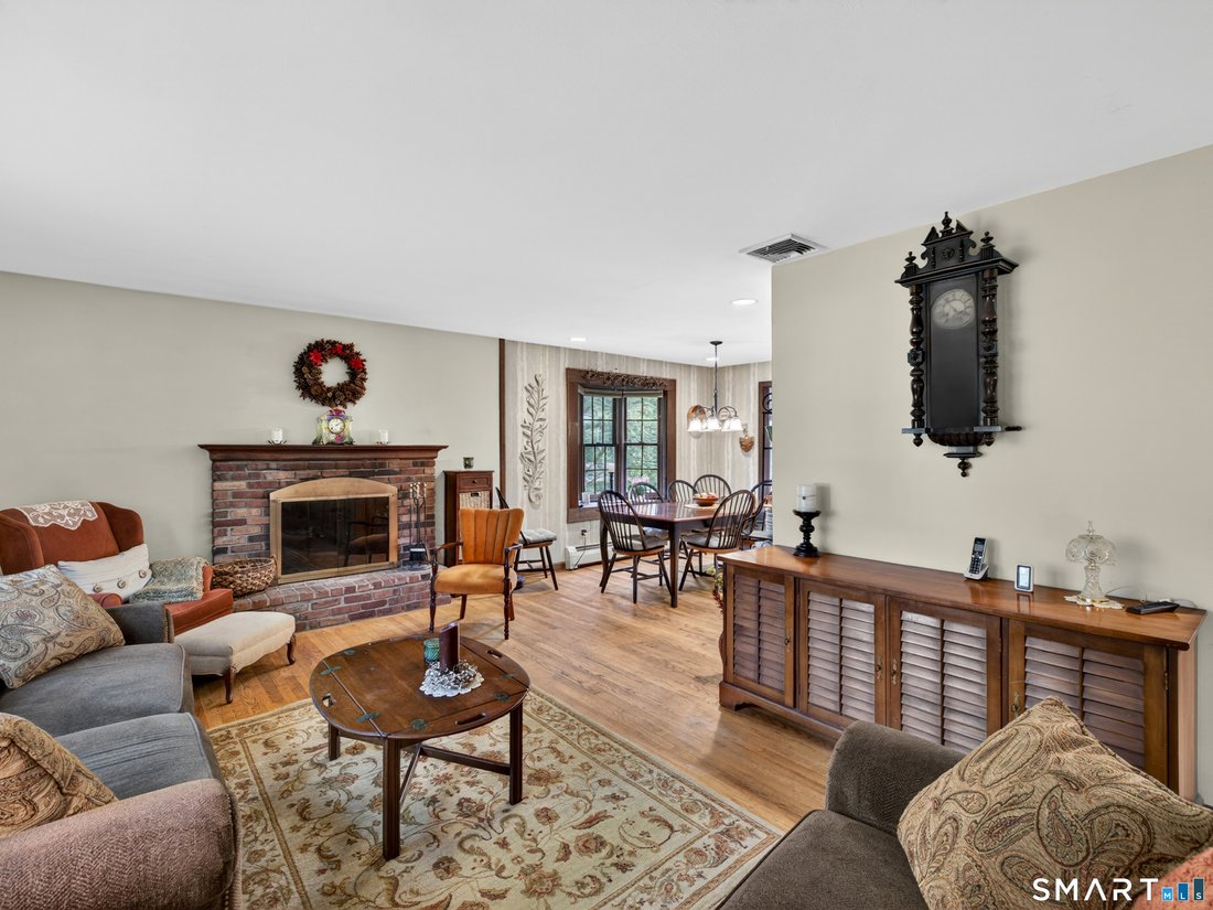 House in Shelton, Connecticut, United States 3 - 18162775