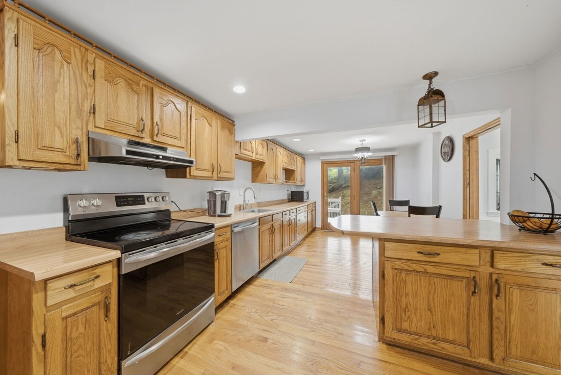 House in Stoneham, Massachusetts, United States 4 - 18154022