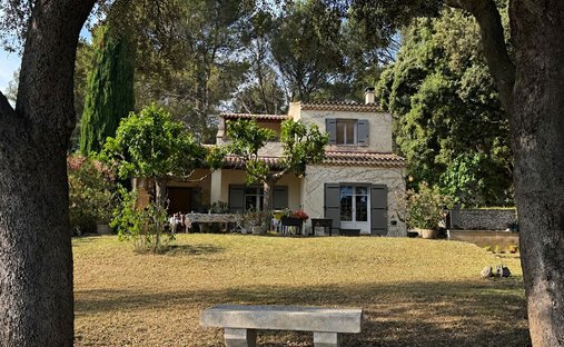 House in Centre, Pelissanne, France 1