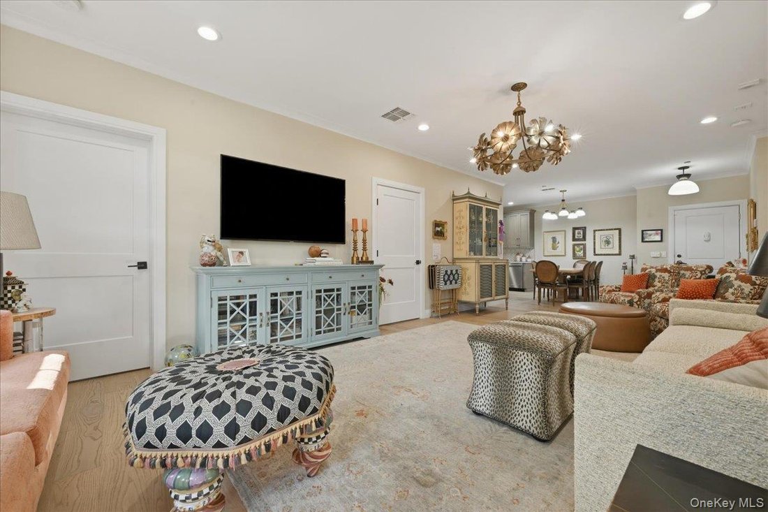 Condo in Plainview, New York, United States 5 - 18081572