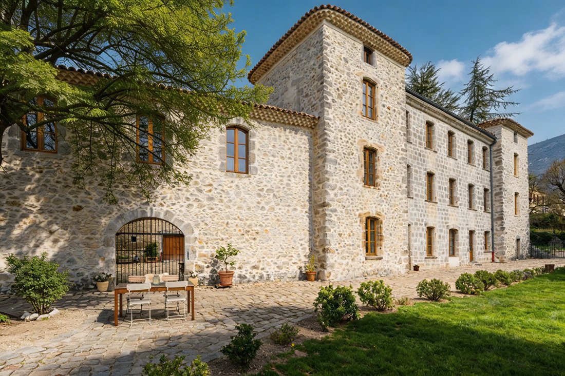 Chateau in Montbrun-les-Bains, Auvergne-Rhône-Alpes, France 2 - 15955376