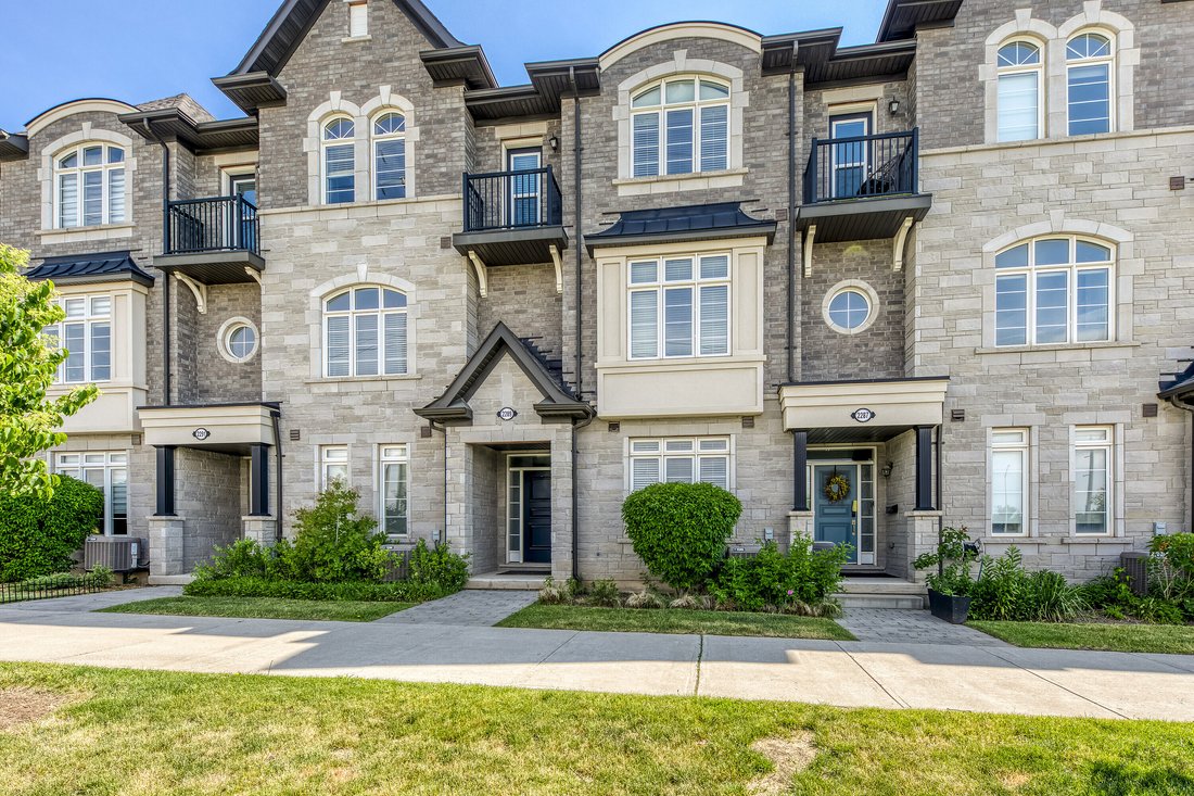 Townhouse in Oakville, Ontario, Canada 2 - 18154083