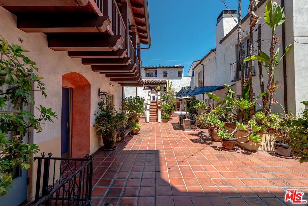 Condo in Los Angeles, California, United States 3 - 18159523