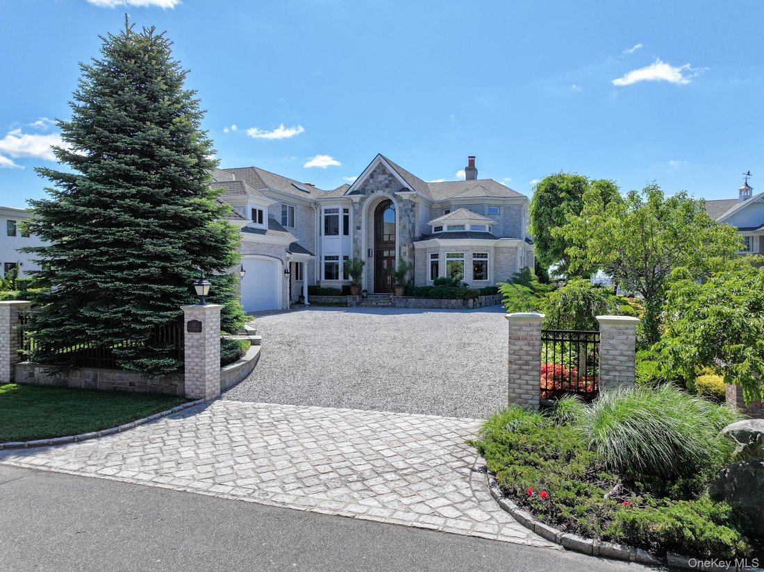 House in Yaphank, New York, United States 1 - 18164849