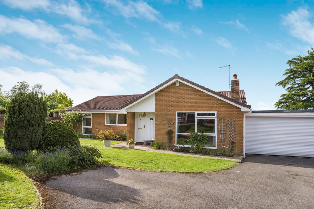 Bungalow in Charlton Kings, England 4 - 18157952