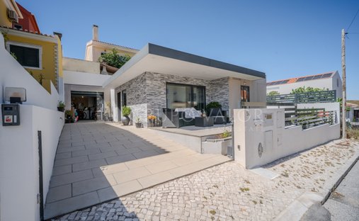 House in Pontinha e Famoes, Lisbon, Portugal 1