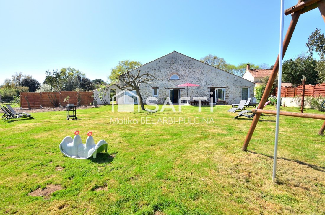 House in Saint-Hilaire-la-Foret, Pays de la Loire, France 1 - 17389538