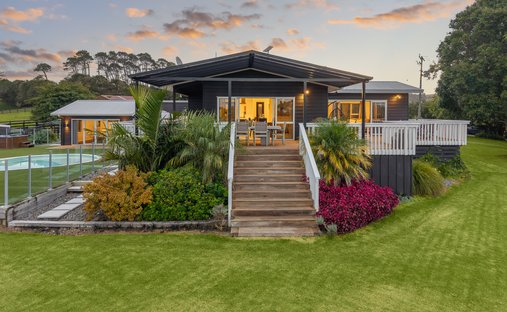 Land in Kumeu, Auckland, New Zealand 1