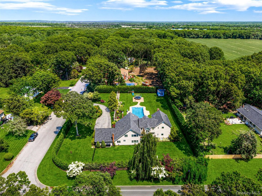 House in Manorville, New York, United States 5 - 18144627