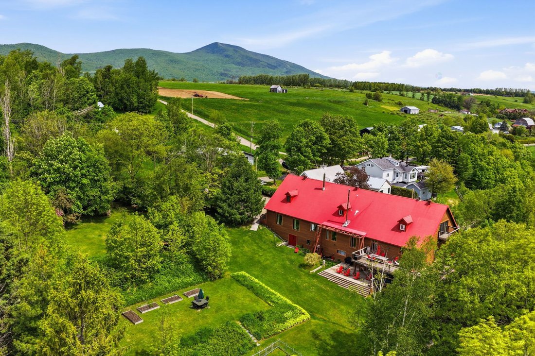 House in Sainte-Anne-de-Beaupré, Quebec, Canada 1 - 16850106