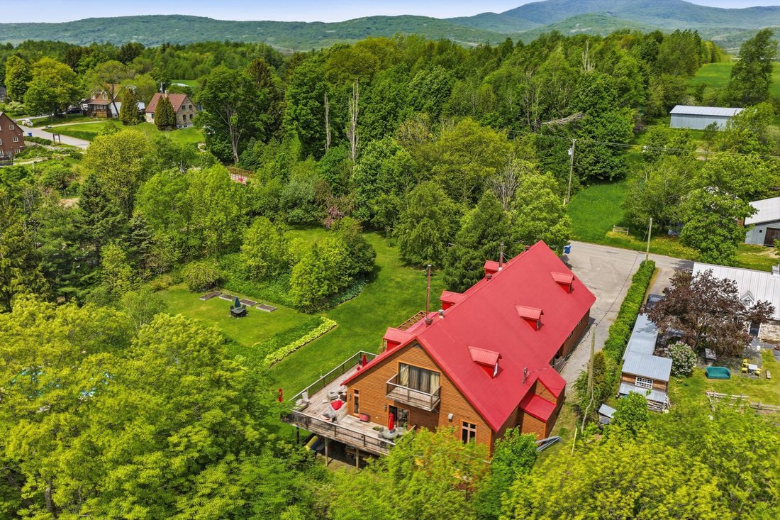 House in Sainte-Anne-de-Beaupré, Quebec, Canada 3 - 16850106