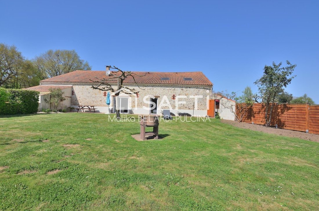 House in Saint-Hilaire-la-Foret, Pays de la Loire, France 4 - 17389538