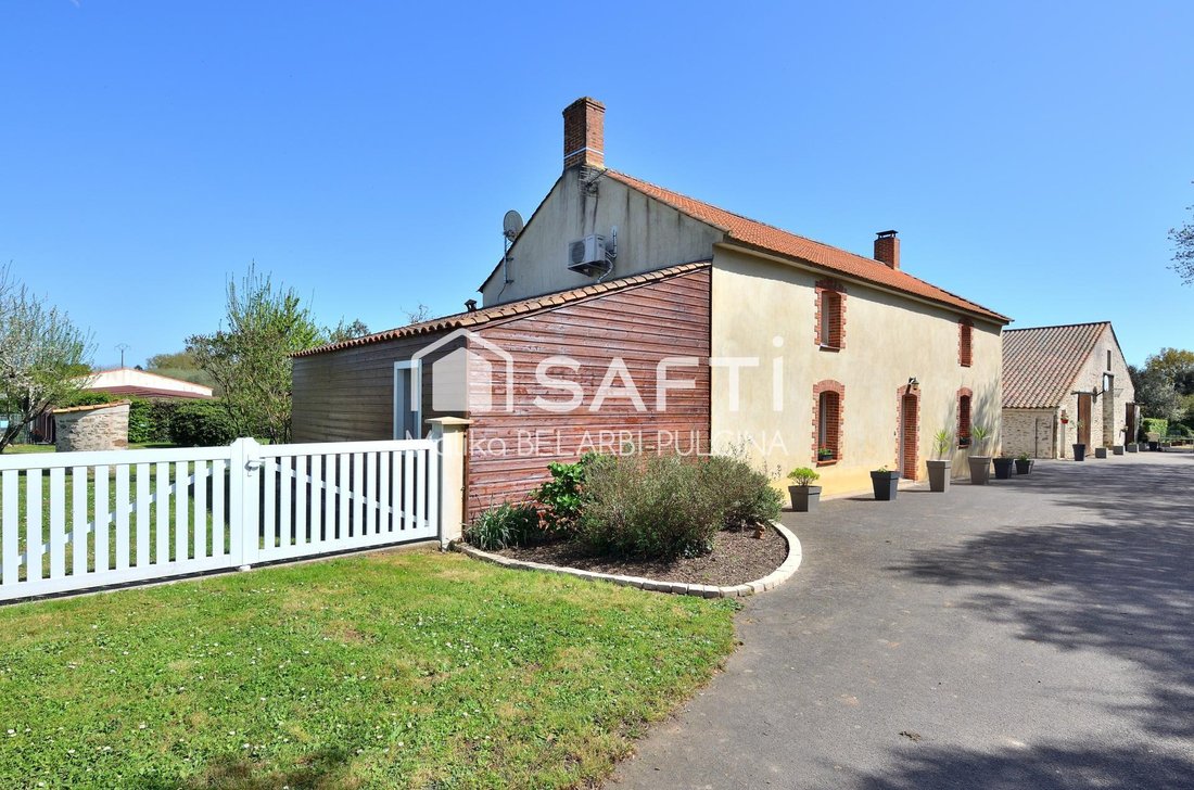 House in Saint-Hilaire-la-Foret, Pays de la Loire, France 3 - 17389538