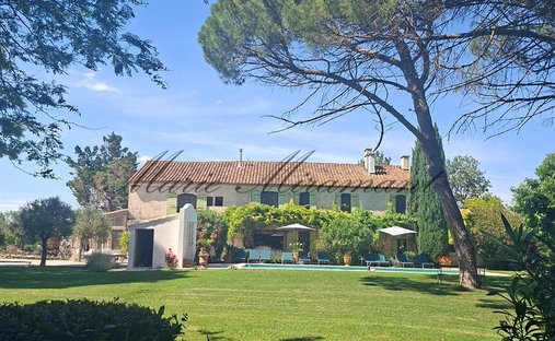 Estate in Arles, Provence-Alpes-Côte d'Azur, France 1
