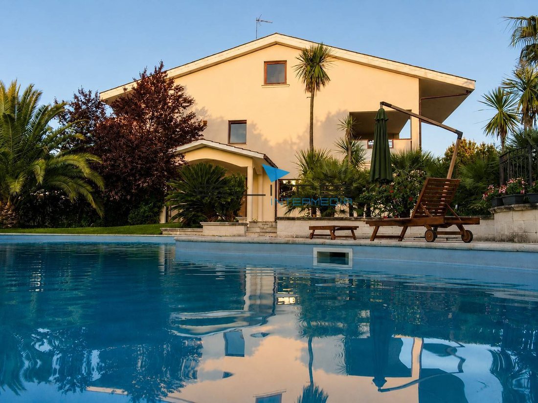 Villa in Cappelle sul Tavo, Abruzzo, Italy 1 - 17065182